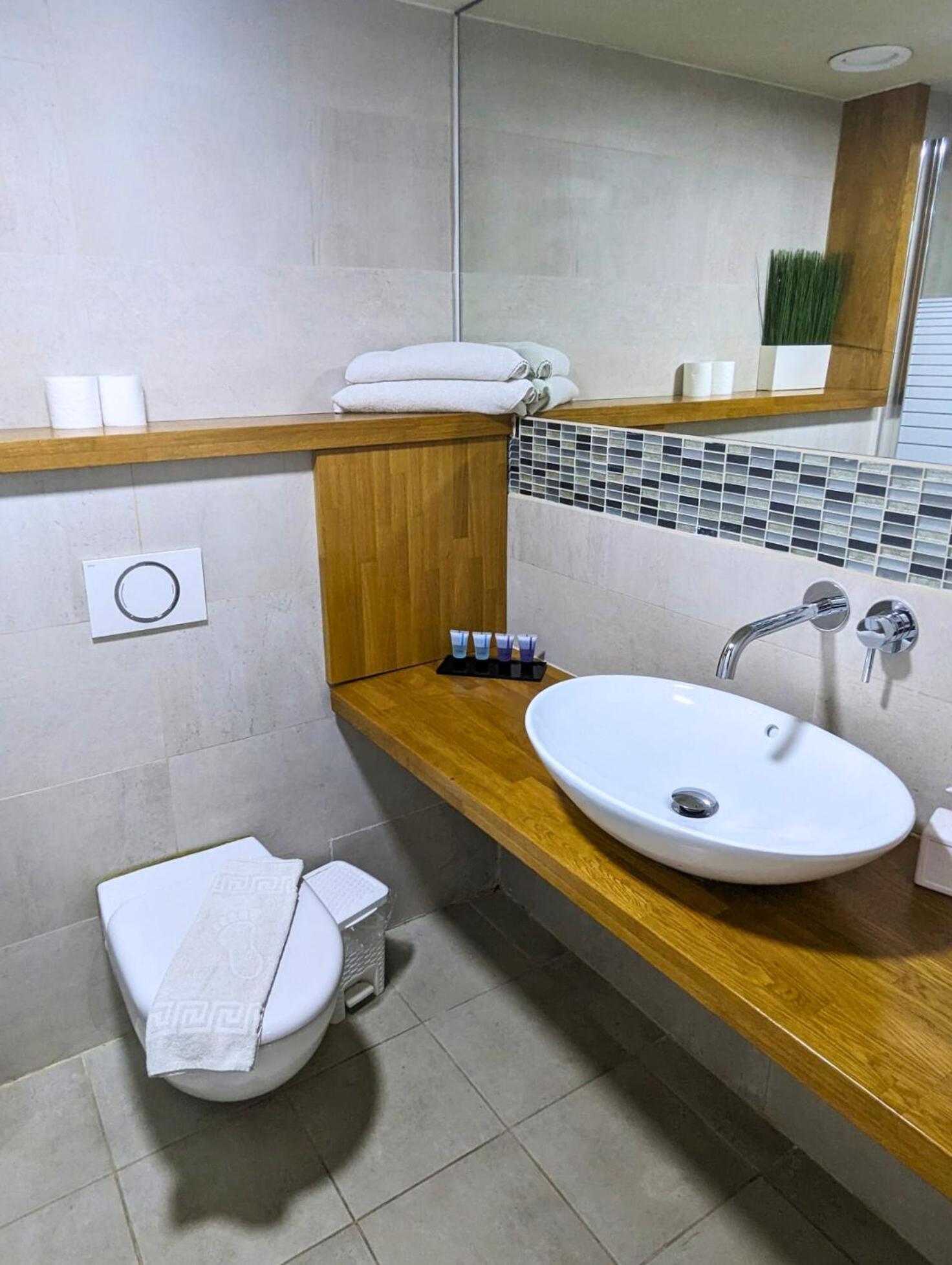 Almog Beach Apt Hotel מלון דירות אלמוג ביץ' Haifa Exterior photo